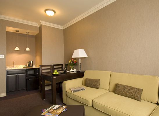 Quality Suites Restaurants in Oakville