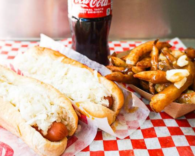 Le Montréal Pool Room : Le Meilleur Hot-Dog en Amérique du Nord depuis 1912