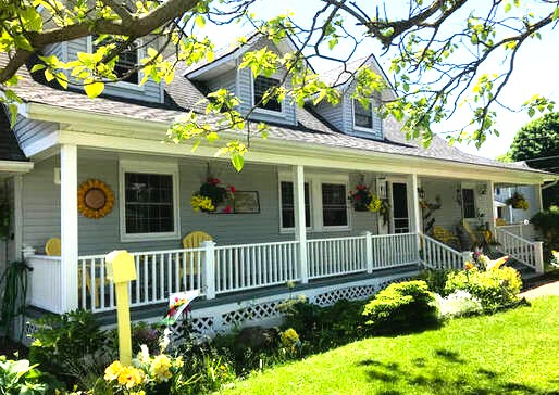 Escape to Comfort at The Yellow Door Bed & Breakfast
